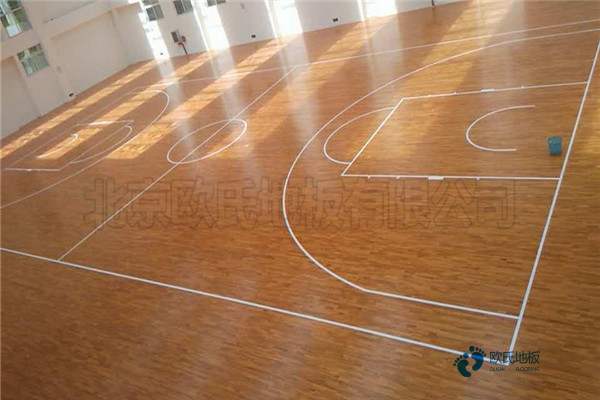 国产篮球体育木地板施工团队2